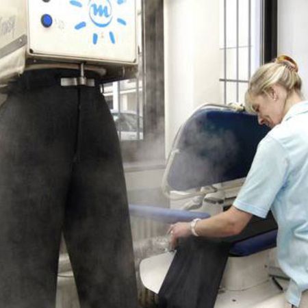 Hose wird von einer Mitarbeiterin gebügelt - Kingsgard