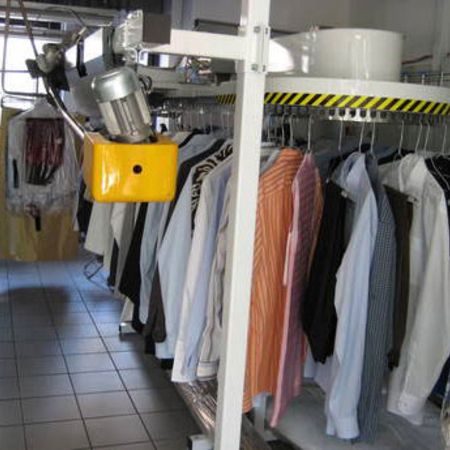 Kleidungsstücke auf Bügeln - Kingsgard